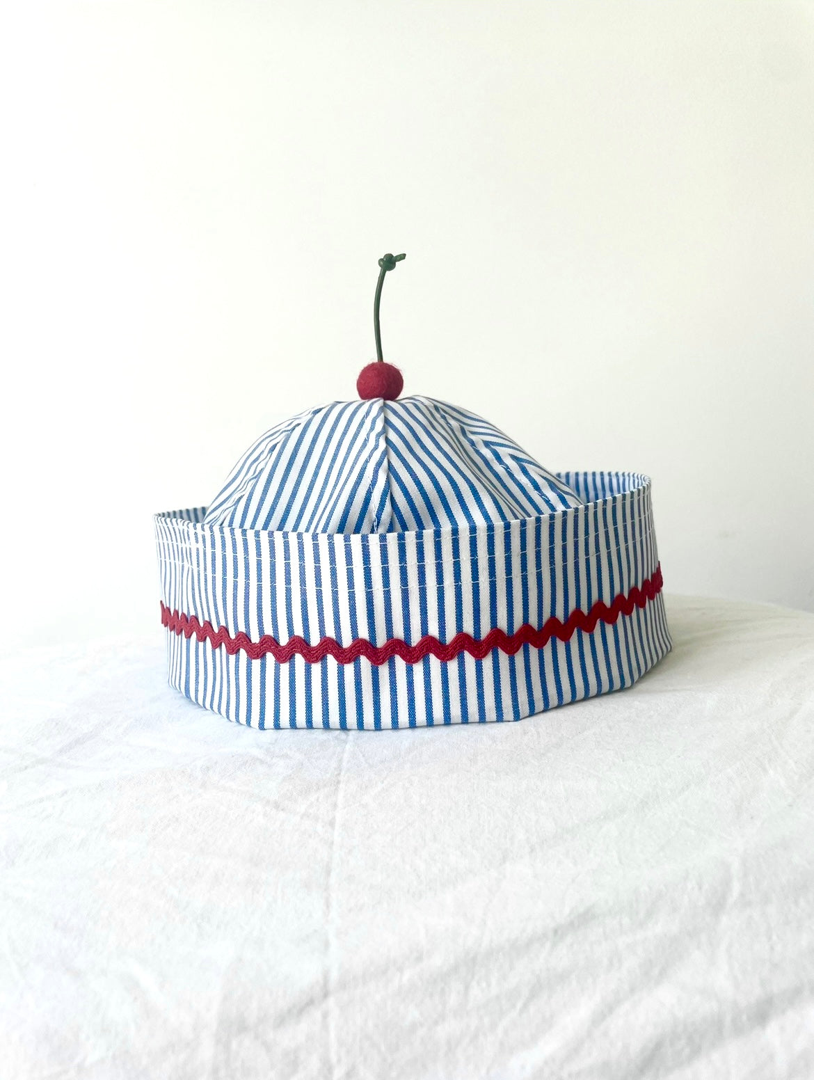 Chapeau marin cerise rayé bleu