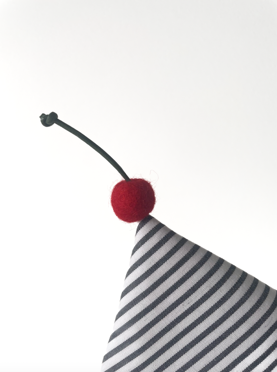 Chapeau pointu rayé noir cerise