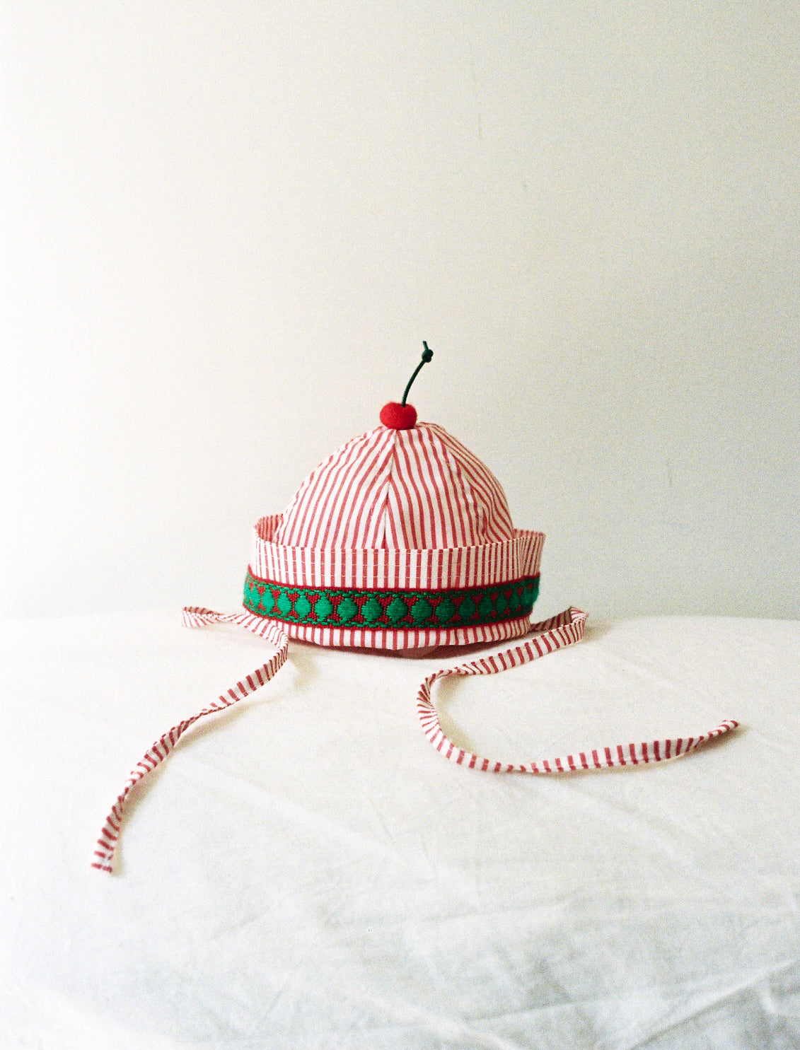 Chapeau marin rayé rouge cerise