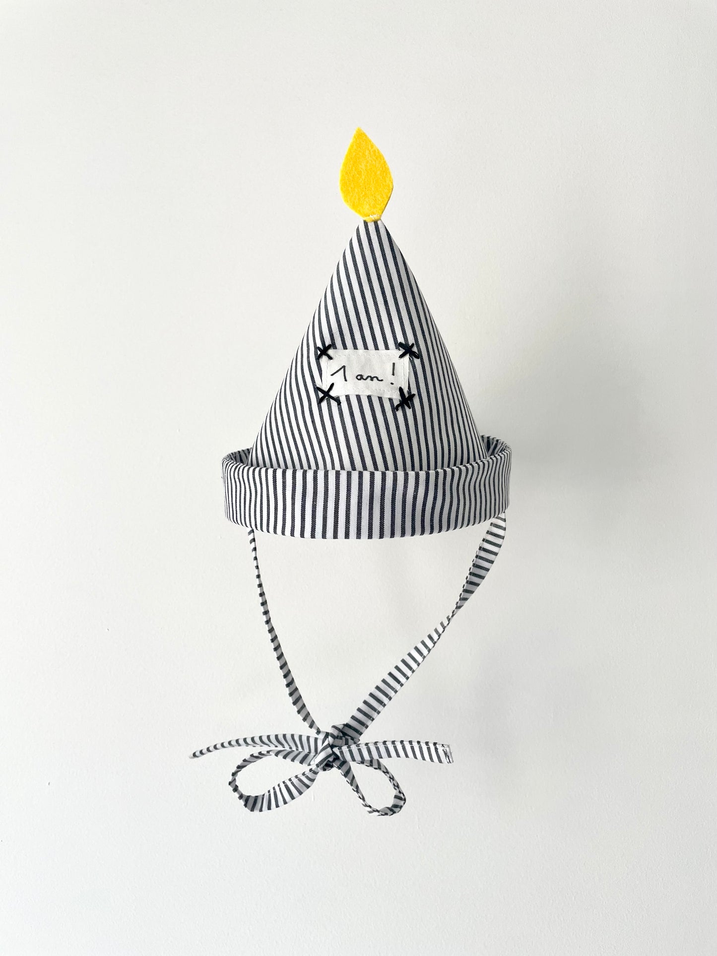 Chapeau bougie 1 an ! rayé noir et blanc