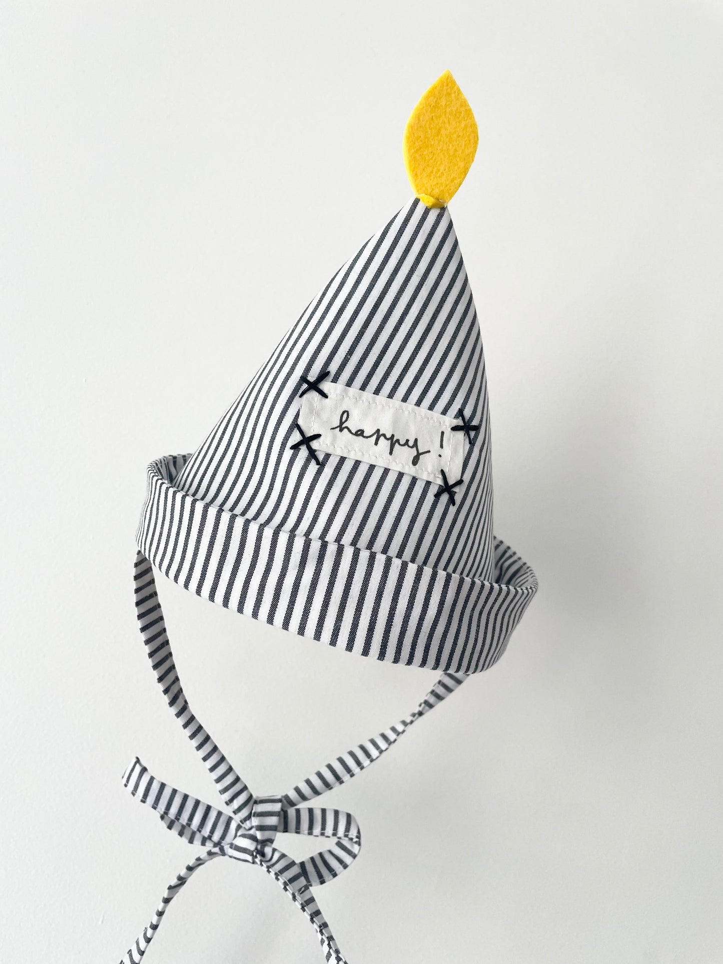 Chapeau bougie Happy ! rayé noir et blanc