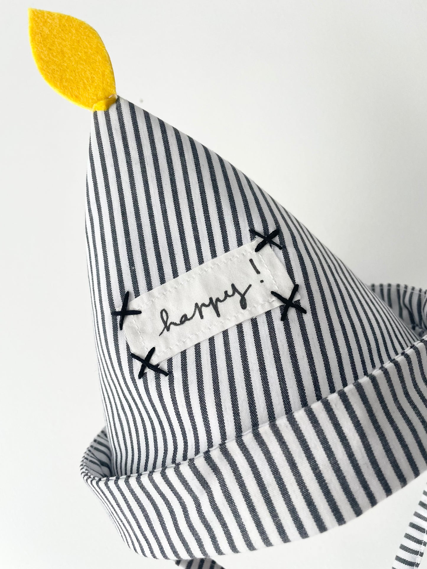 Chapeau bougie Happy ! rayé noir et blanc
