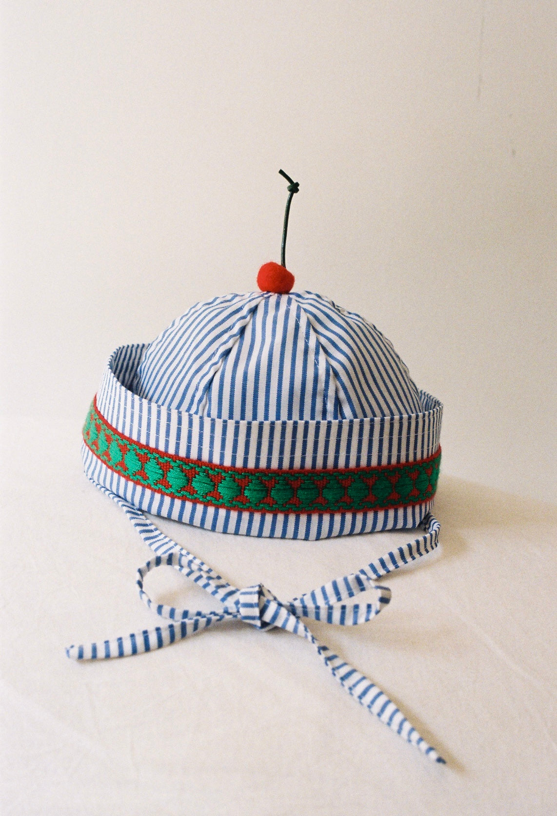 Chapeau marin rayé bleu cerise