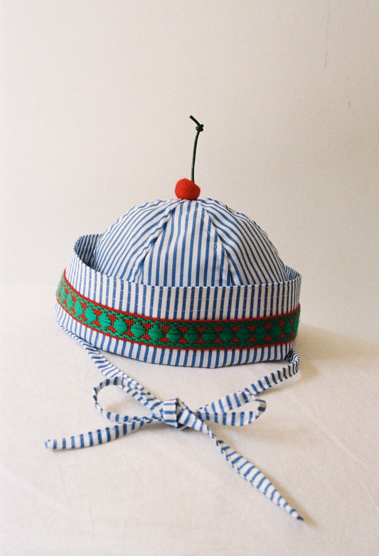 Chapeau marin rayé bleu cerise