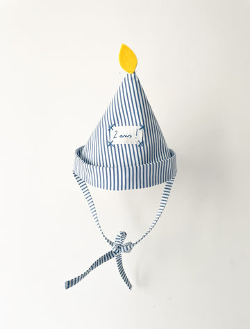 Chapeau pointu rayures bleues pompon