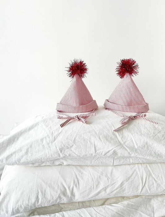 Chapeau pointu de fête rayé rouge